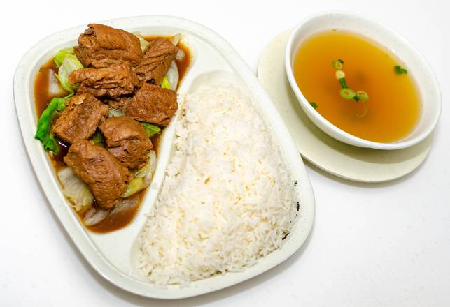132. Stewed Beef Brisket on Rice with Lettuce 柱侯牛腩飯